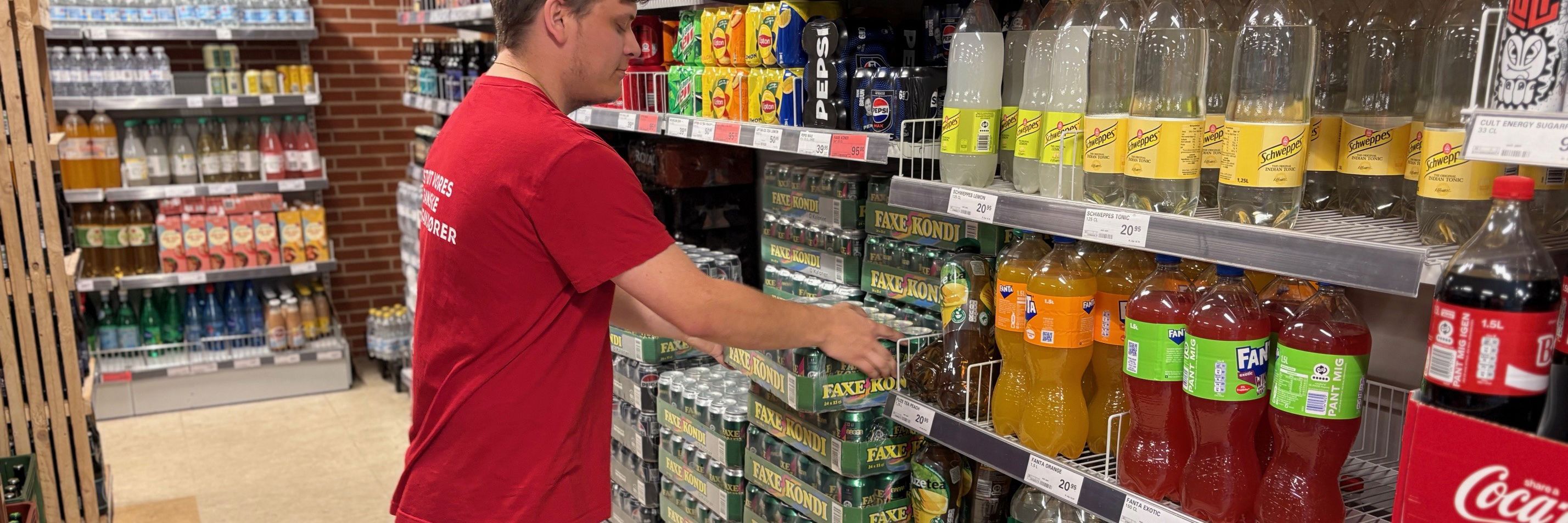 En ung i praktik i brugsen i Ulbølle.