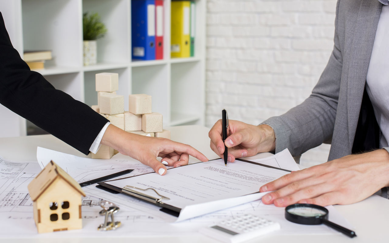 Der er person som underskriver et dokument