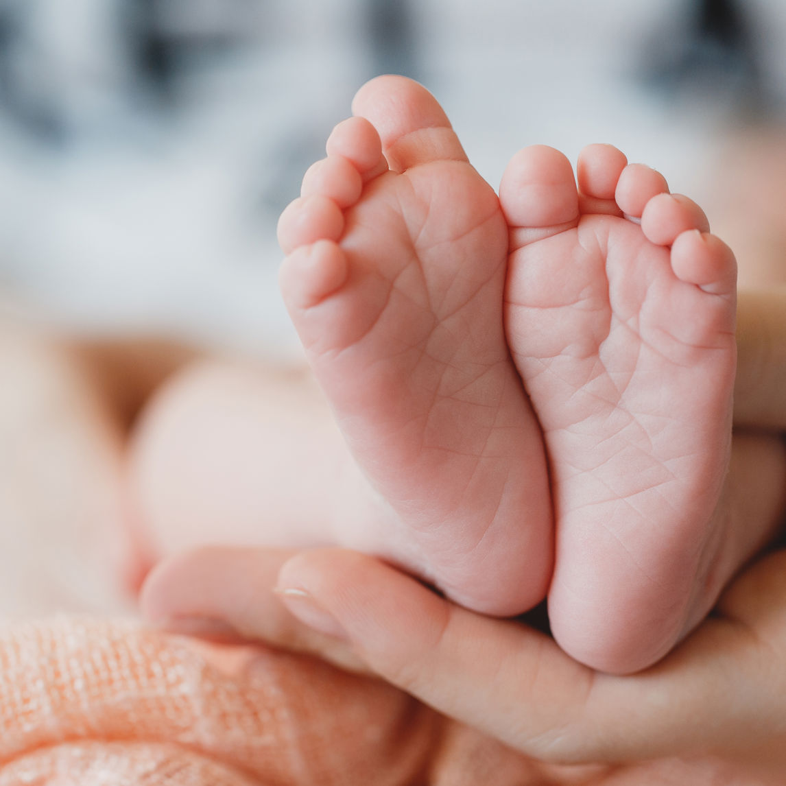 Babyfødder i kvindehånd