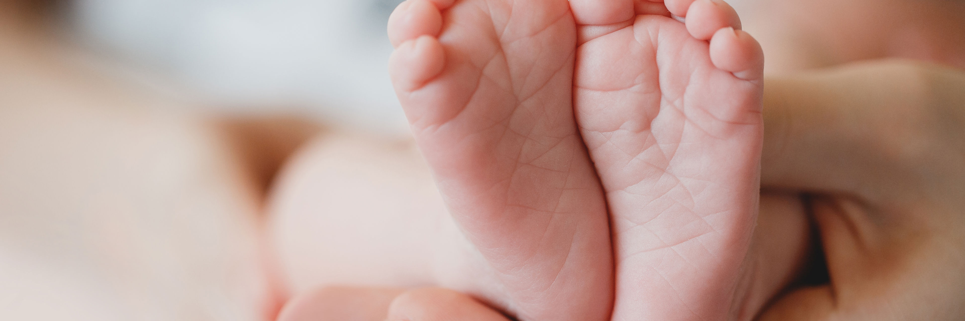 Babyfødder i kvindehånd
