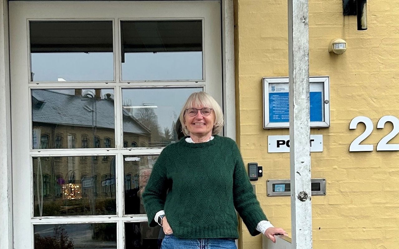 Kvinde står foran indgangsdør