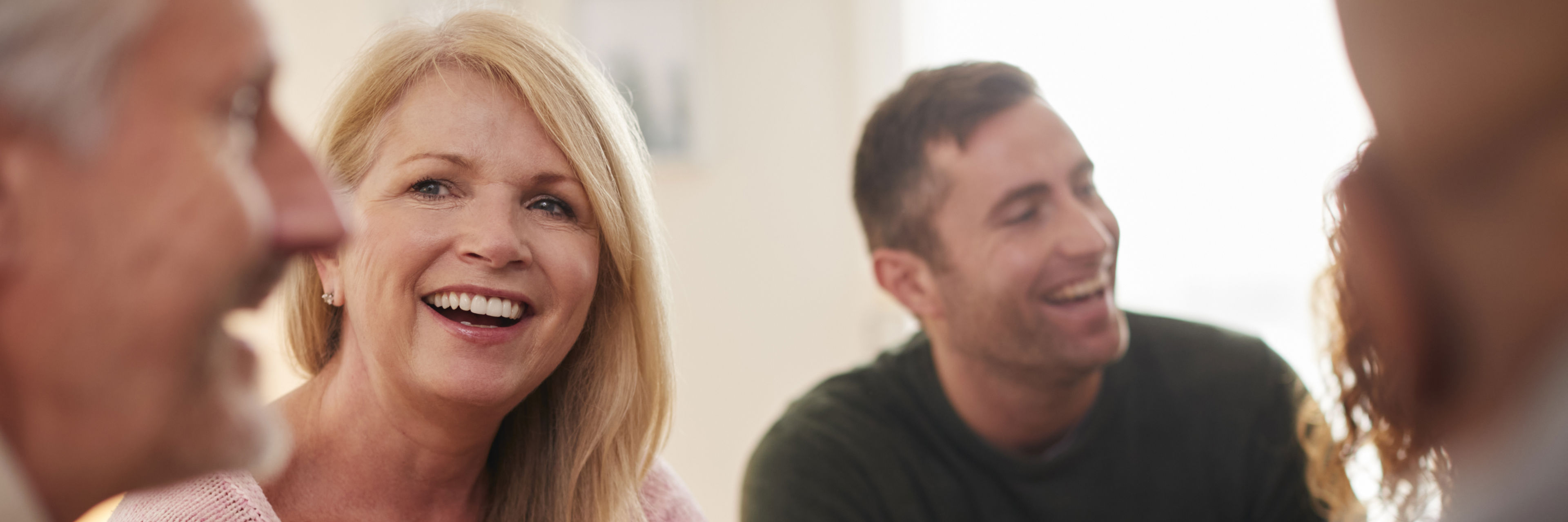 Fire personer sidder i møde.