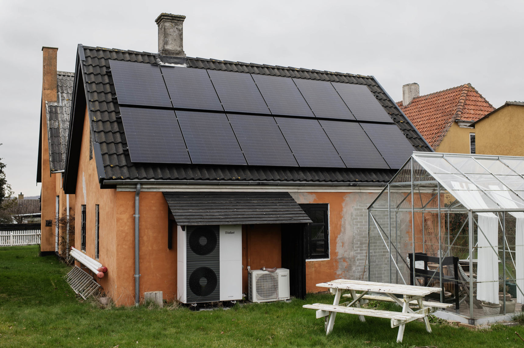 Hus med solceller og varmepumpe