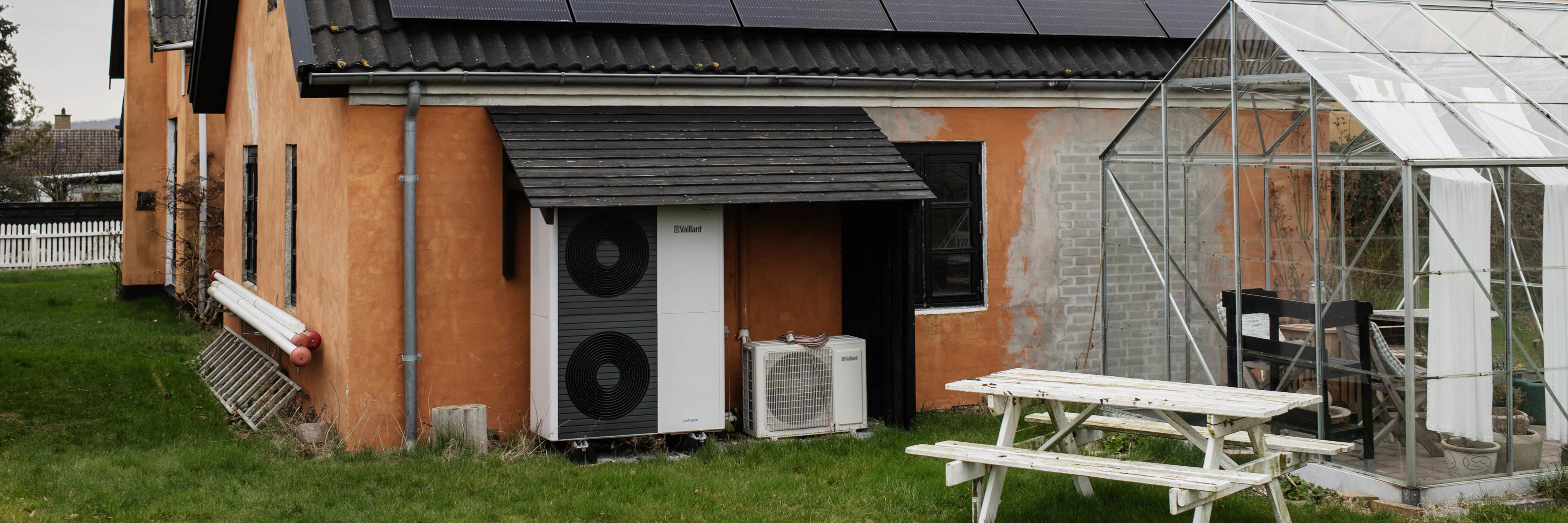 Hus med solceller og varmepumpe